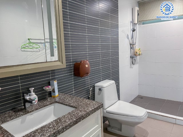 *****บ้านมือสองย่านนนทบุรี ม.วรารมย์ พรีเมี่ยม วัชรพล-จตุโชติ หลังมุม เนื้อที่กว้างขวางถึง 168.4 ตร.ว. ฟังก์ชัน 4 ห้องนอน 4 ห้องน้ำ 4 ที่จอดรถ ตกแต่งสวย พร้อมเข้าอยู่ บนทำเลเชื่อมต่อ ถ.จตุโชติ, ถ.สุขาภิบาล5, ถ.หทัยราษฎร์ ใกล้รถไฟฟ้าสายสีเขียว "สถานีสายหยุด" และทางด่วน "ฉลองรัช"